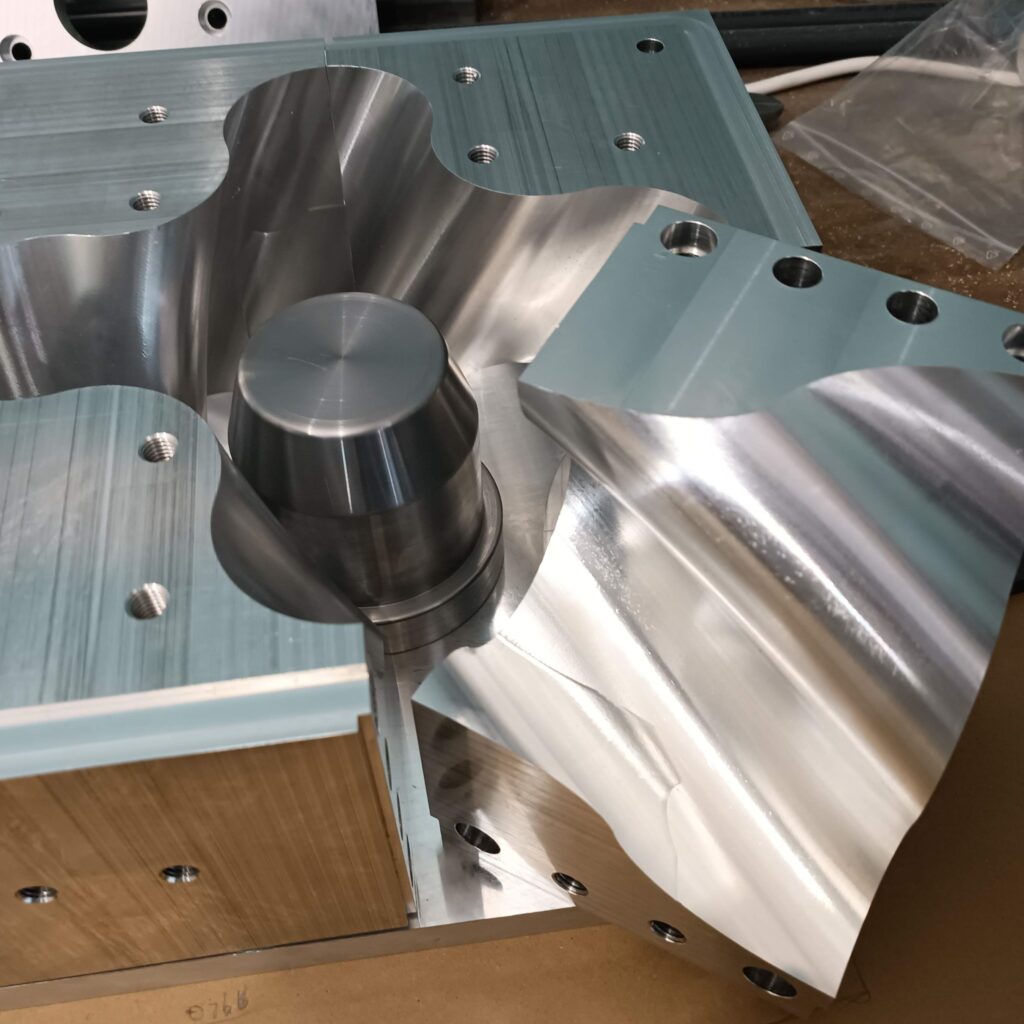 Forgódugattyú gumisütő szerszám